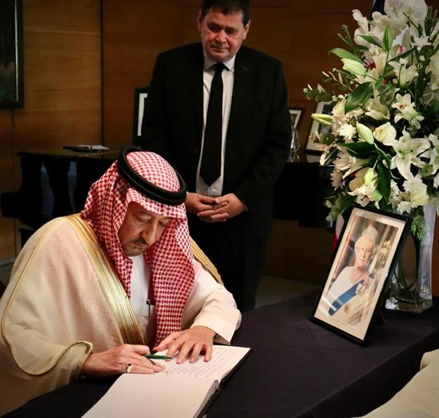 السفارة البريطانية بالرياض تفتح كتاب التعزية في وفاة الملكة اليزابيث