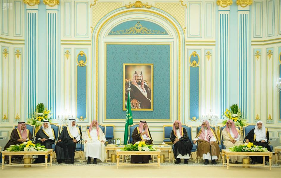 خادم الحرمين يستقبل عدد من الأمراء ومفتي المملكة وجمع من العلماء والمواطنين
