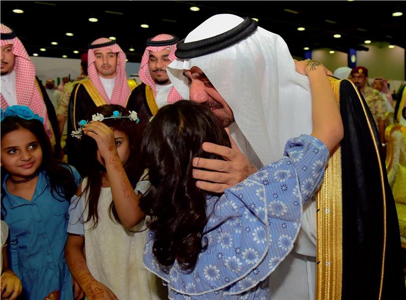 بالصور.. أمير نجران يقبّل أيادي ورؤوس أبناء الشهداء ويشارك أهالي المنطقة العرضة 