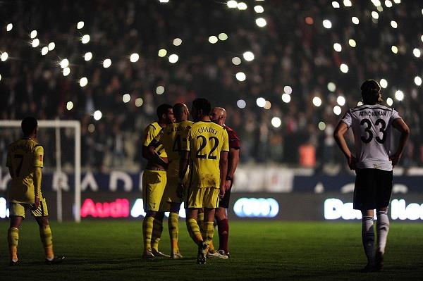 عطل فني يوقف مباراة في الدوري الاوروبي
