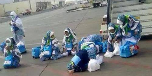 حجاج يسجدون على أرض مطار المدينة فرحاً وشكراً لله بوصولهم 