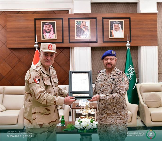 رئيس الأركان يبحث التعاون الدفاعي والعسكري مع نظيره المصري رئيس الأركان يبحث التعاون الدفاعي والعسكري مع نظيره المصري
