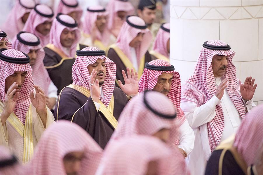 أمير الرياض ونائبه يؤديان الصلاة على الأمير محمد بن عبدالعزيز بن عياف
