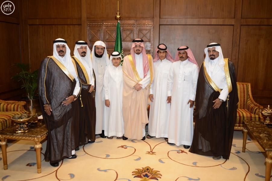 أمير عسير يستقبل المتنازلة عن قاتل ابنها وأسرتها