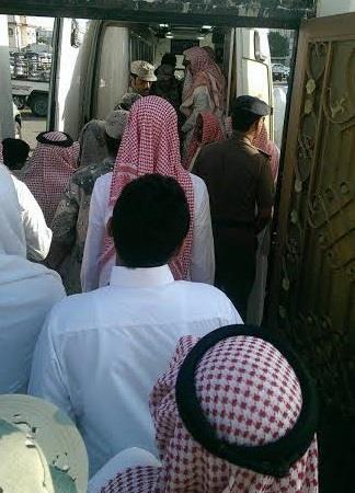 بالصور.. مسؤولون ومواطنون يشيعون جنازة الشهيد علي الحسني بالقنفذة