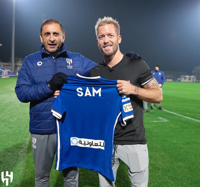 لاعبو الهلال يستقبلون نجوم فورمولا إي الدرعية (صور)