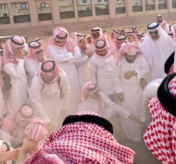 بالصور.. أمراء ومشايخ ومسؤولون يشيعون جثمان 