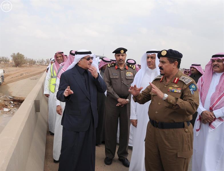 بالصور.. أمير منطقة تبوك يقف على مشروعات درء أخطار السيول وتصريف مياه الأمطار