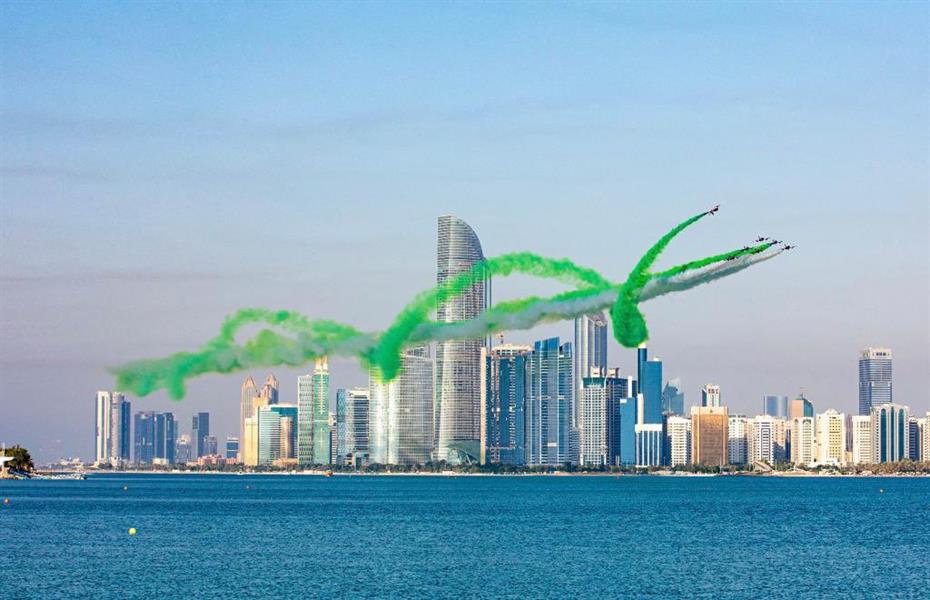 عروض جوية ومسيرة بدوريات الشرطة في أبوظبي احتفالاً باليوم الوطني للمملكة  