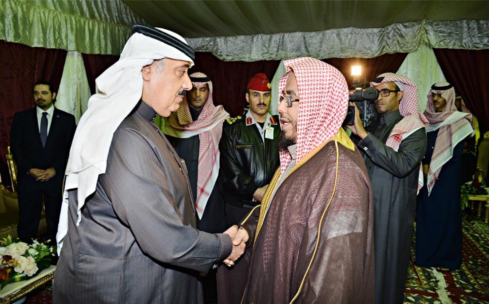 مفتي عام المملكة وأصحاب الفضيلة العلماء والمشايخ يطمئنون على صحة الملك