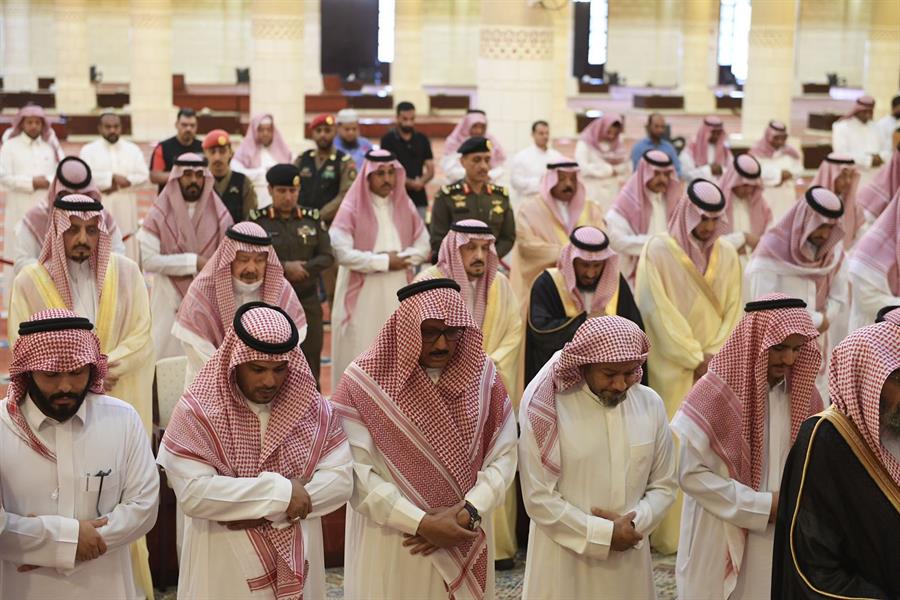 أمير الرياض يؤدي صلاة الميت على الأمير تركي بن سعود بن تركي بن سعود بن عبدالعزيز أمير الرياض يؤدي صلاة الميت على الأمير تركي بن سعود بن تركي بن سعود بن عبدالعزيز