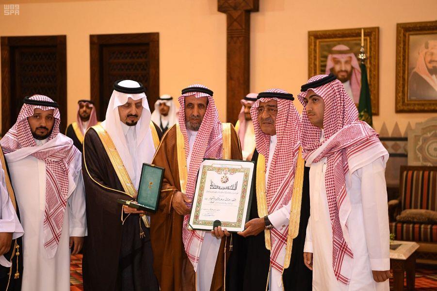 بنظرات يعلوها التأثر.. الأمير مقرن يرعى حفل تكريم شهداء 