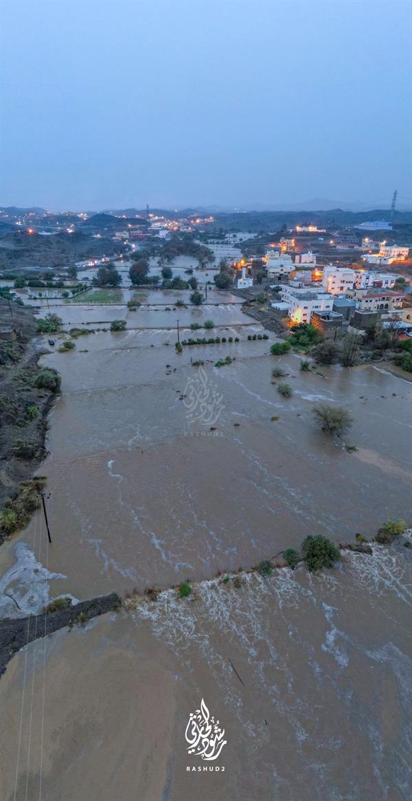 جريان السيول في أبها بعد هطول أمطار غزيرة 
