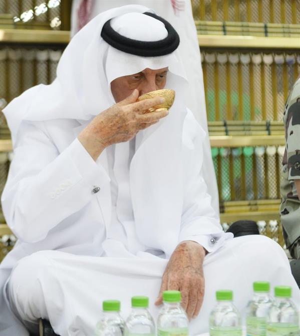 شاهد.. خالد الفيصل يشارك رجال الأمن طعام الإفطار بالمسجد الحرام