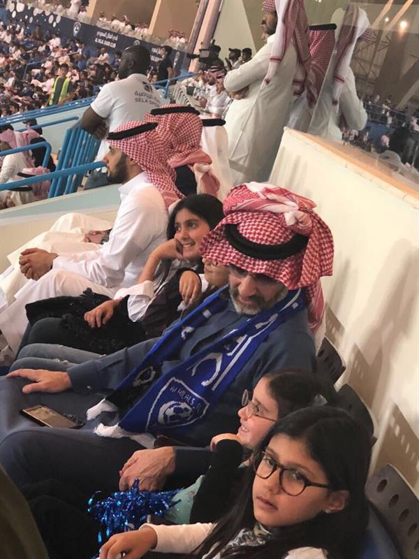 شاهد.. الوليد بن طلال مع أفراد عائلته في ملعب مباراة الهلال والعين