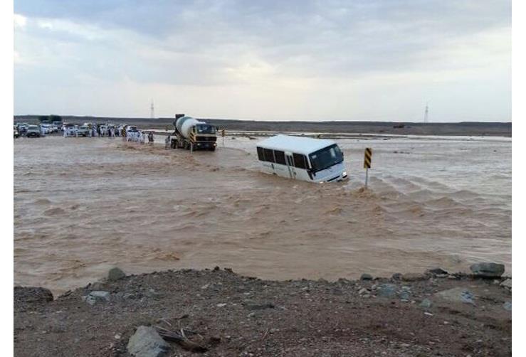 احتجاز حافلة طالبات بسبب الأمطار في حائل