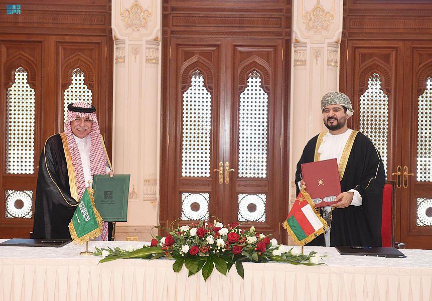 المملكة وعُمان توقعان خمس مذكرات تفاهم في المجالين التجاري والإعلامي