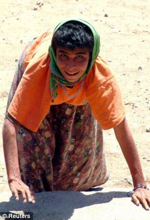 عائلة تركية تسير على أربع