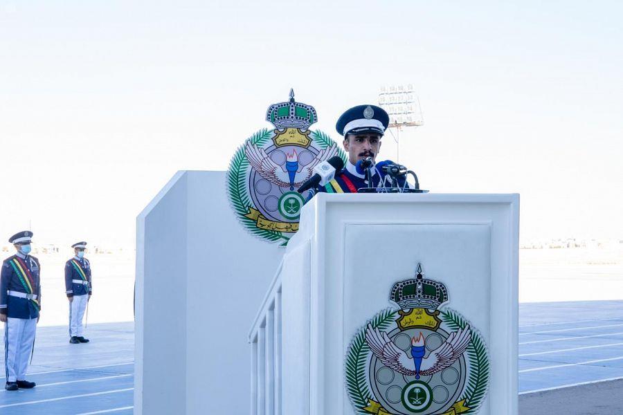 رئيس هيئة الأركان العامة يرعى حفل تخريج الدفعة 99 من طلبة كلية الملك فيصل الجوية