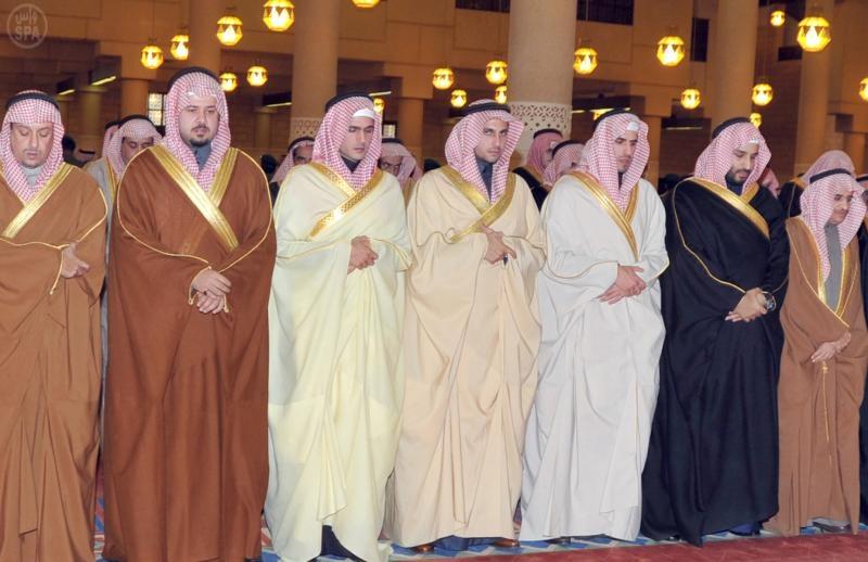 سمو ولي العهد يؤدي صلاة الميت على سمو الأميرة لطيفة بنت فهد بن عبدالعزيز