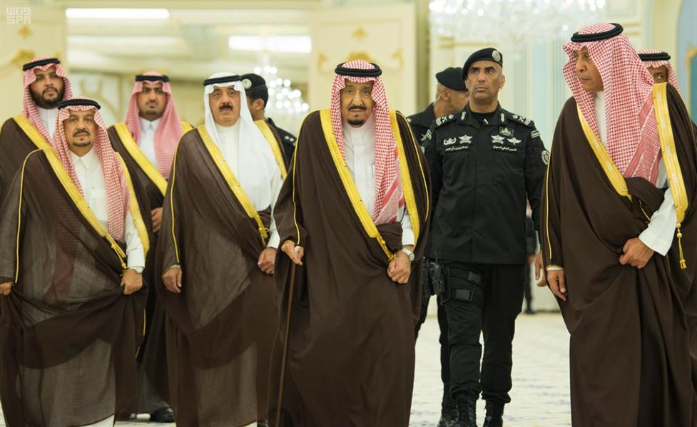 خادم الحرمين يستقبل عدد من الأمراء ومفتي المملكة وجمع من العلماء والمواطنين