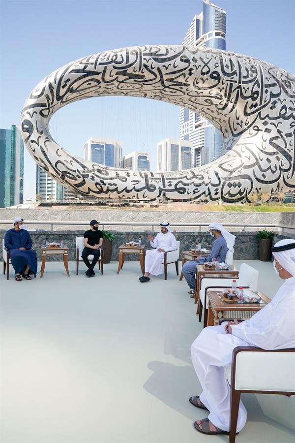 صور.. ولي عهد دبي يلتقي مؤسس صور.. ولي عهد دبي يلتقي مؤسس