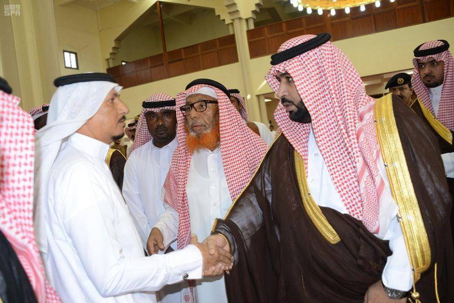 قبلة وداع من ذوي الشهيد قبلة وداع من ذوي الشهيد