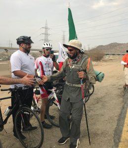 رحالة سعودي يقطع 450 كلم من بيشة إلى مكة سيراً على الأقدام لأداء فريضة الحج