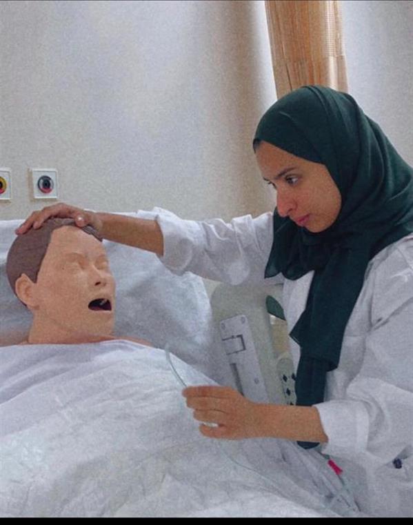 طالبة تمريض تتحدث عن دخولها للمهنة: والدتي السبب.. وأستخدم سماعاتها الطبية بعد 25 عامًا