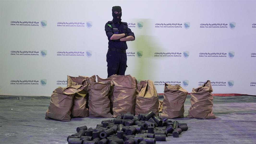 إحباط تهريب أكثر من 460 ألف حبة كبتاجون مُخبأة في إرسالية 