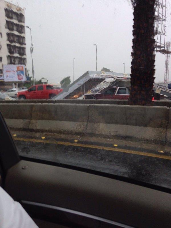 أمطار جدة تتسبب في سقوط لوحة إعلانية بطريق المدينة و