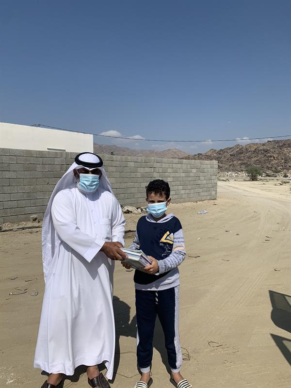 قائد مدرسة بالمخواة يبادر بتوصيل الكتب لمنازل الطلاب   