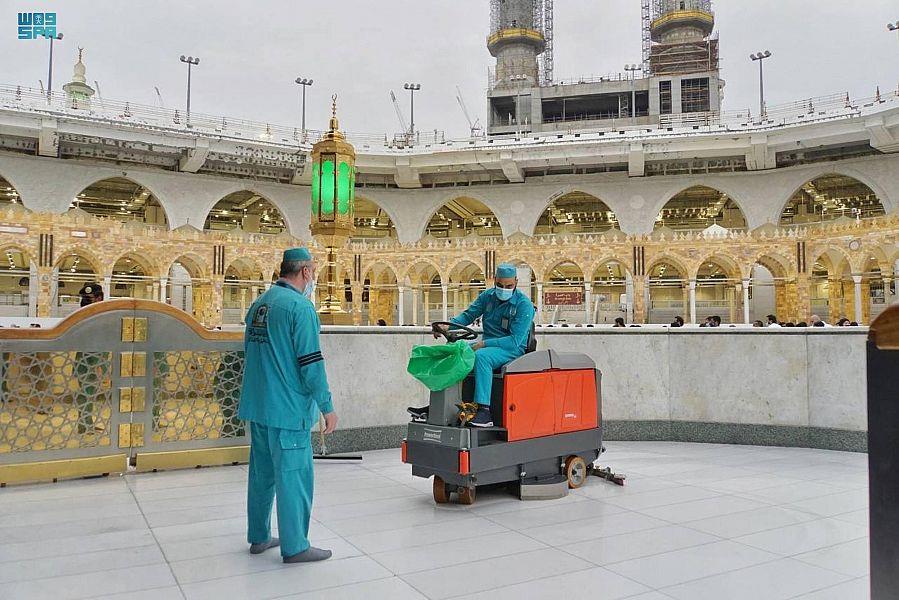 فيديو.. هطول أمطار على الحرم المكي.. وشؤون الحرمين تكثف جهودها لإزالة آثارها 