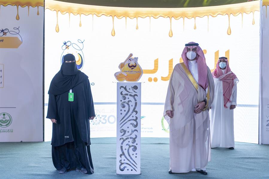  أمير الجوف يفتتح مهرجان أيام العسل بدومة الجندل بمشاركة 140 نحالاً  