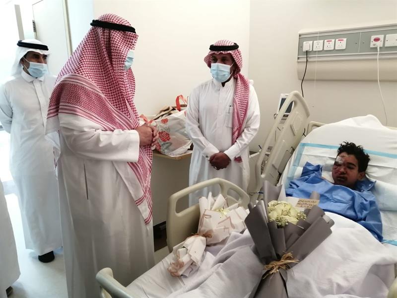 مدير تعليم المدينة يزور الطلاب مصابي الحادث المروري 