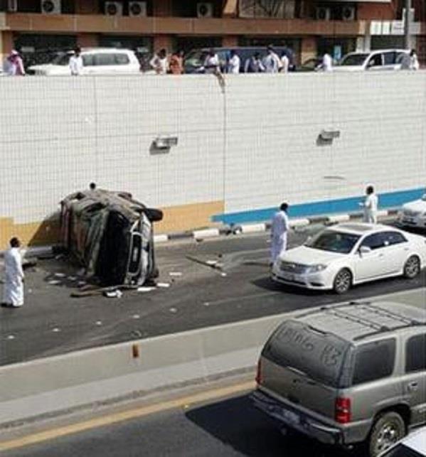 انقلاب مركبة يربك الحركة المرورية على طريق الهفوف - المبرز