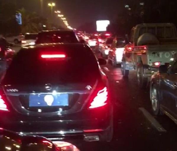 أمير الكويت بين المواطنين في مسيرات الاحتفال باليوم الوطني (فيديو وصور)