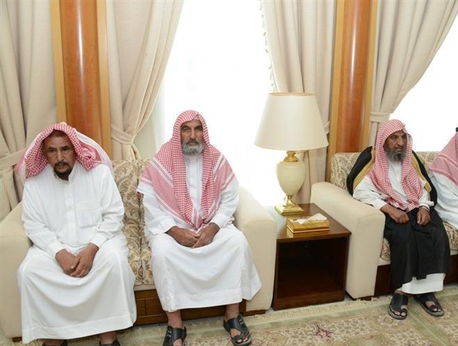 أمير منطقة حائل يستقبل والد قاتل ابن عمه بمحافظة الشملي