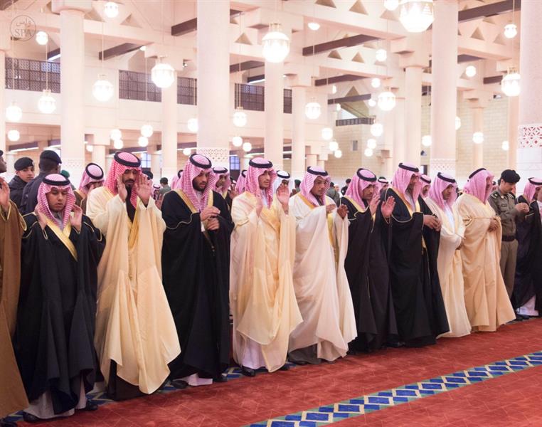 سمو ولي العهد يؤدي صلاة الميت على الامير سعد