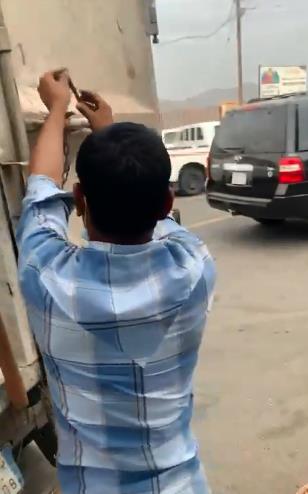 فيديو لعمالة تستخدم سيارة نظافة في نقل الخضروات والفواكه بعسير .. و