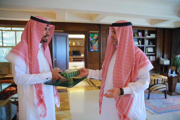 وزير التعليم يقلد وسام الملك عبدالعزيز للمعلم 