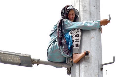 شاهد.. تجمهر الناس حول عجوز مقهورة تحاول الانتحار في المغرب وتصفيقهم لها يقنعها بالنزول