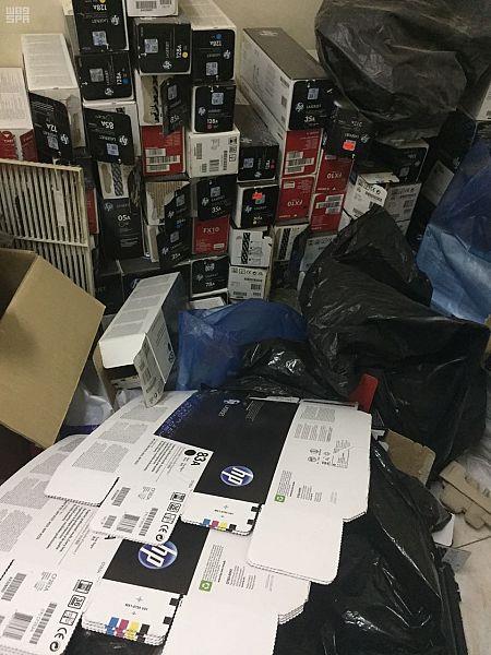 إغلاق مستودع لمستلزمات الكمبيوتر بالرياض بعد ضبط 30 ألف منتج مغشوش (صور)