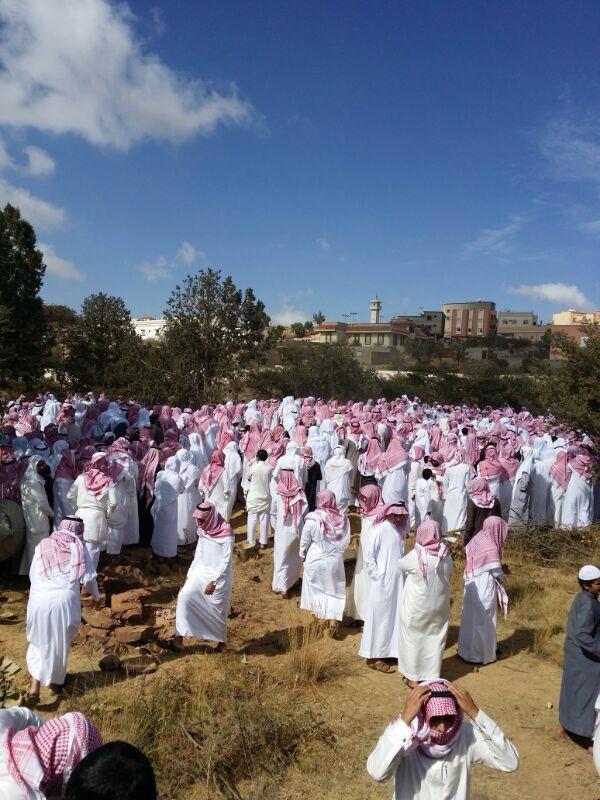  جموع كبيرة تشيّع الداعية الشهراني بأبها