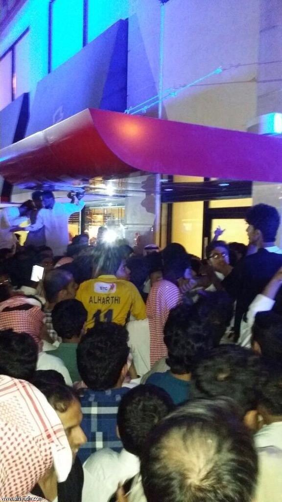 تهشيم زجاج مطعم البيك في بريدة.. والشرطة تتدخل لإقفاله تهشيم زجاج مطعم البيك في بريدة.. والشرطة تتدخل لإقفاله