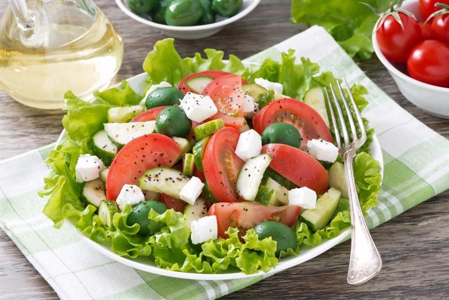 مكعبات الجبن مع الطماطم والخيار