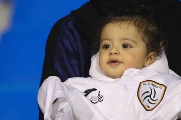 شاهد.. طفل لاعب الشباب يحضر مباراة الرائد من المدرجات‎ لمؤازرة والده