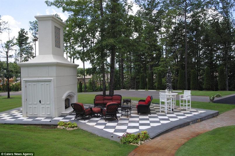 بالصور: عرض قصر فخم على شكل جيتار للبيع في أمريكا بالصور: عرض قصر فخم على شكل جيتار للبيع في أمريكا