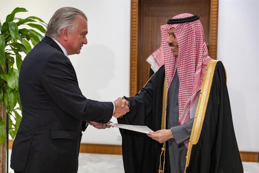 ولي العهد يتلقى رسالة خطية من رئيس كوستاريكا تتصل بتطوير العلاقات الثنائية