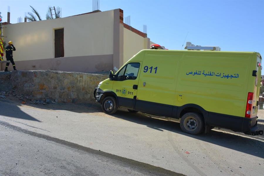 بالصور.. غواصو الدفاع المدني ينتشلون جثمان امرأة سقطت في خزان مياه بجدة